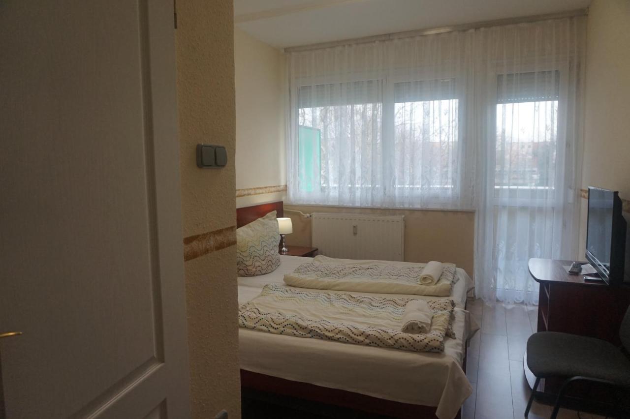 Hotel Ajka Uezlethaz Panzio Ajka Exterior photo
