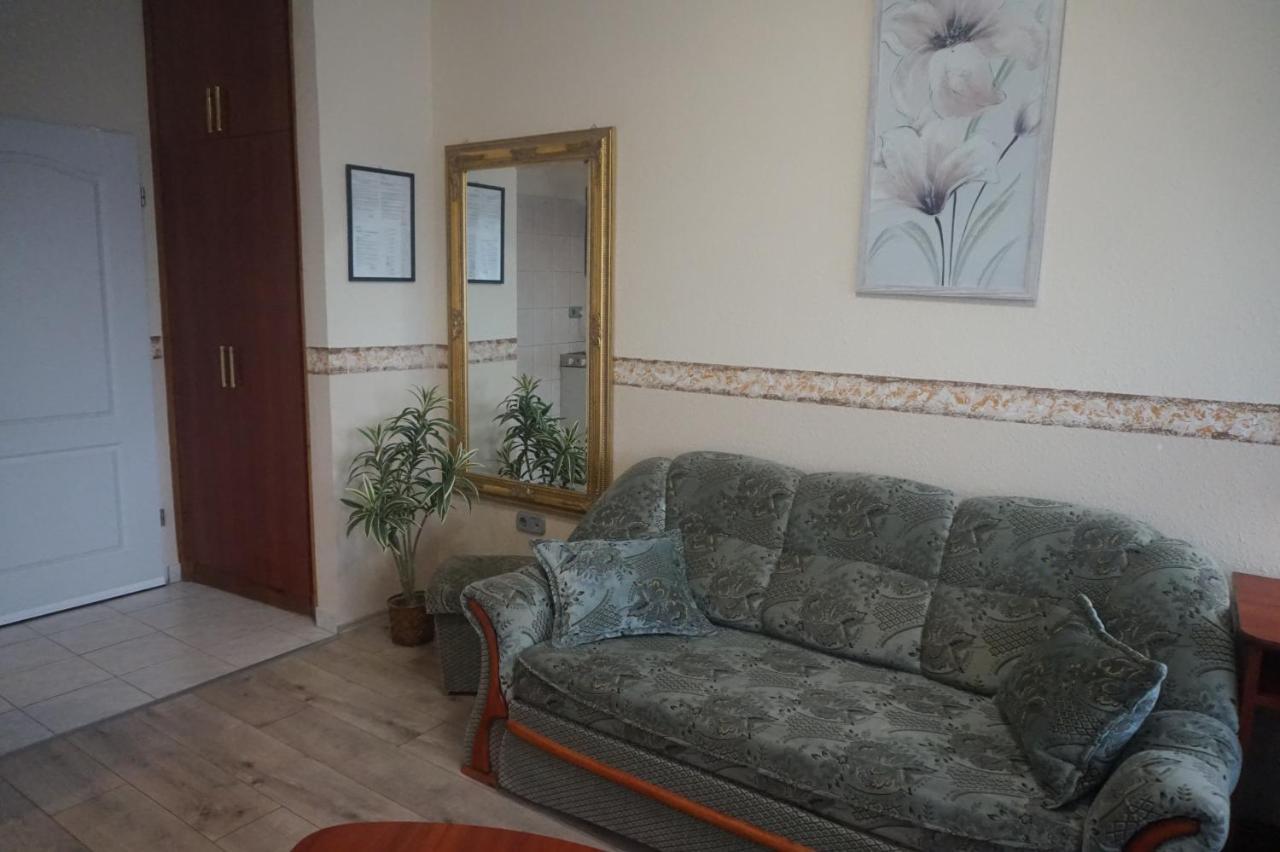 Hotel Ajka Uezlethaz Panzio Ajka Exterior photo