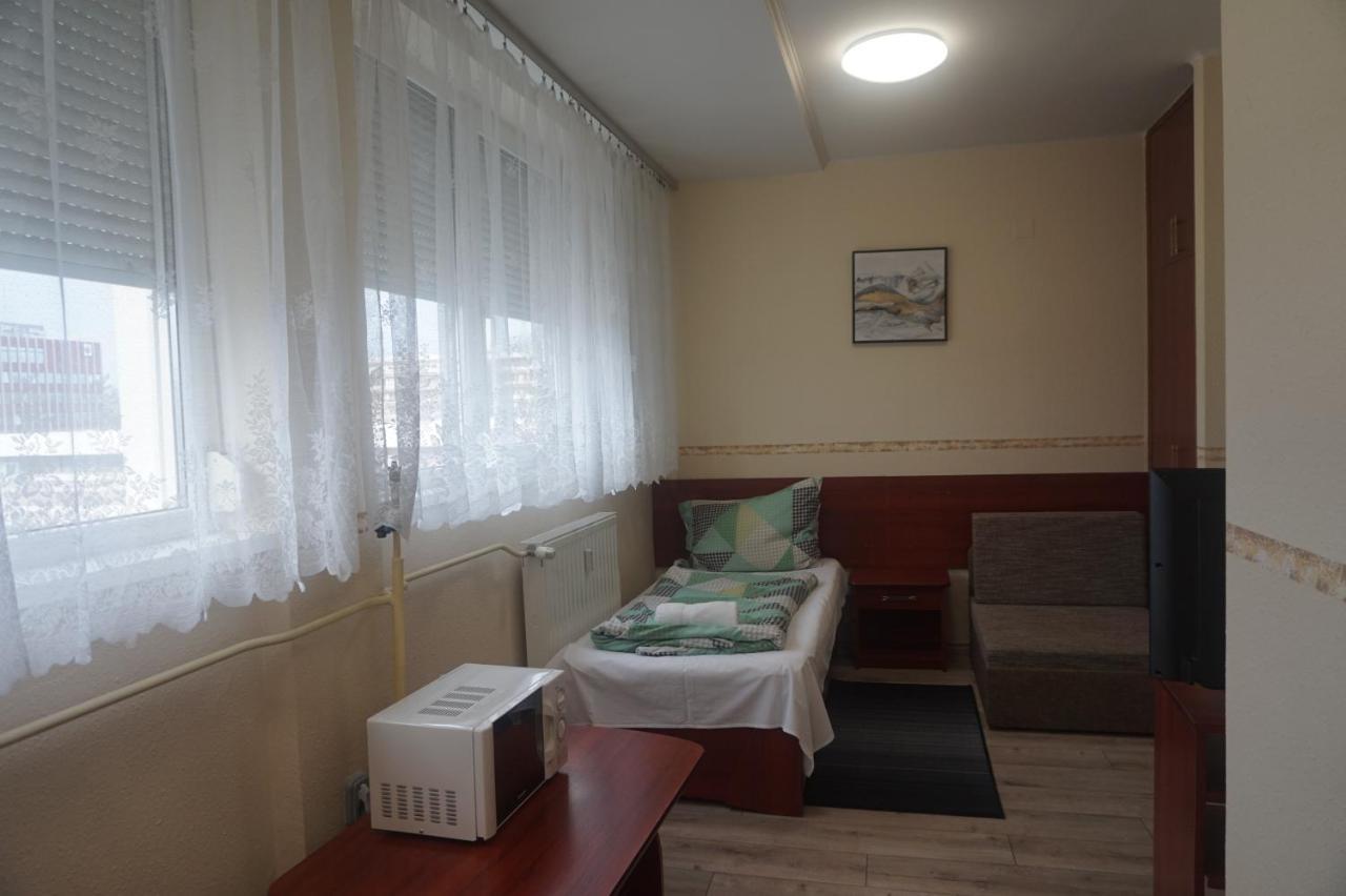 Hotel Ajka Uezlethaz Panzio Ajka Exterior photo